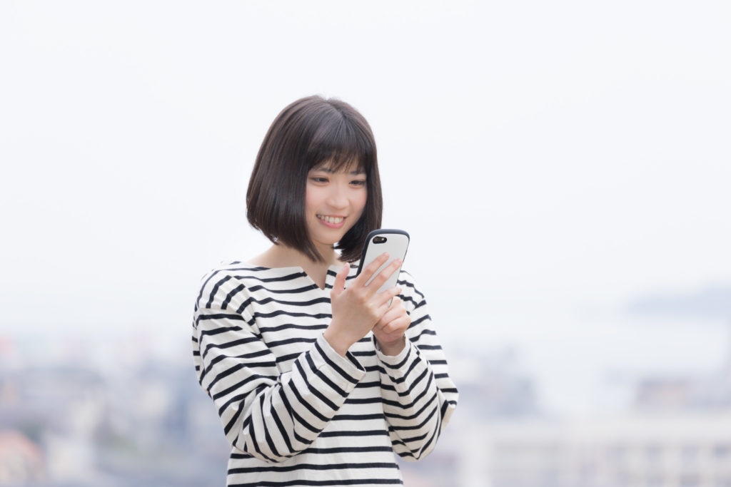 スマホで簡単登録する女性