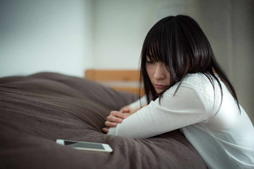 元カレからの着信を待つ失恋女子