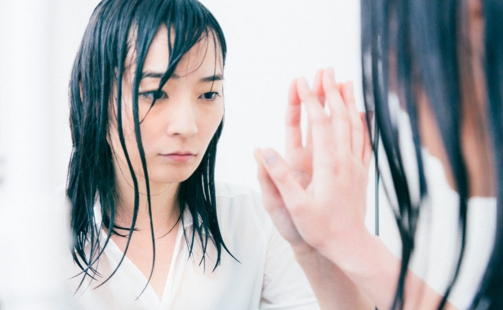 鏡の中の自分に語りかける失恋女子