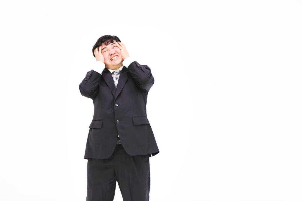 なんてこった、やってもうたと嘆く男性