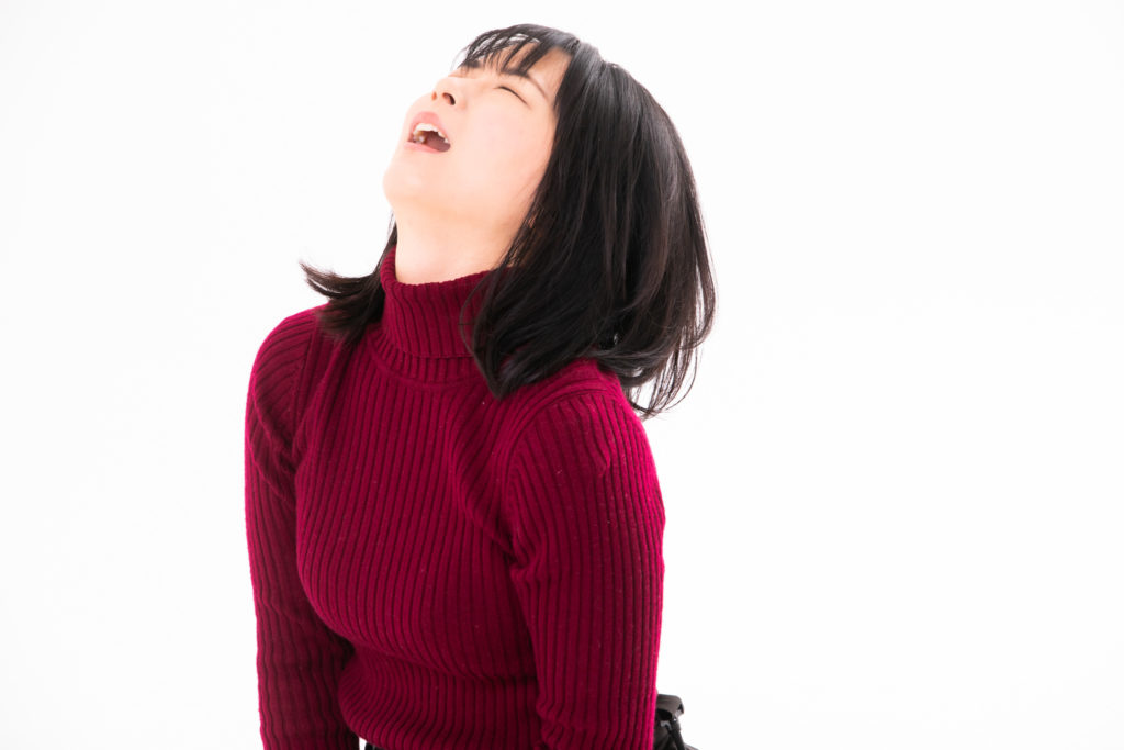 天を仰いで後悔する女性