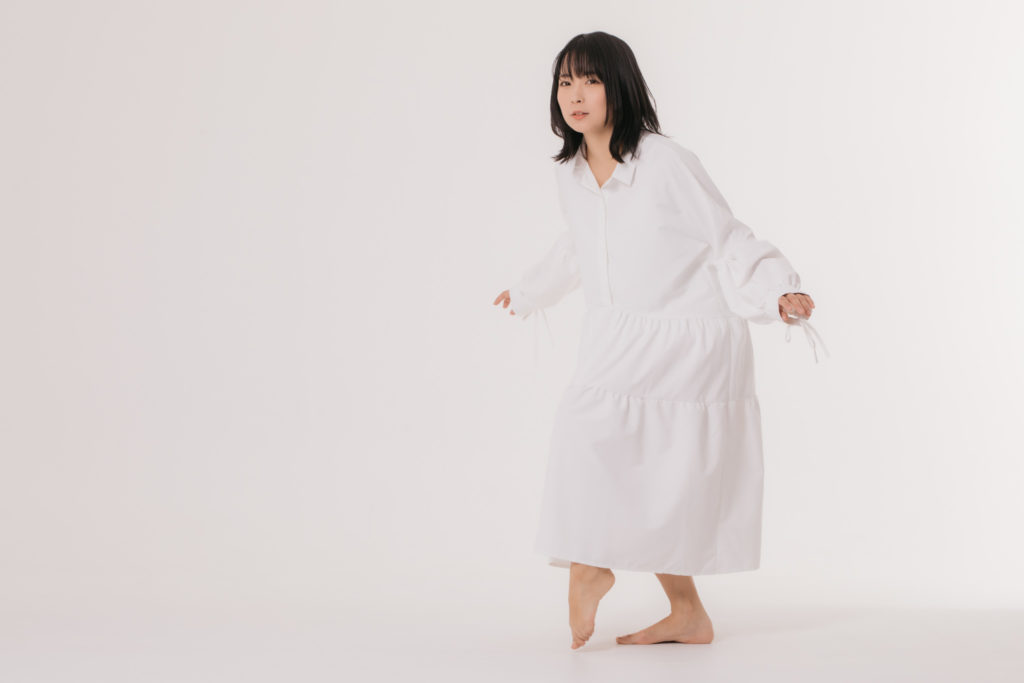そろりそろりと物音を立てないように近づく女性
