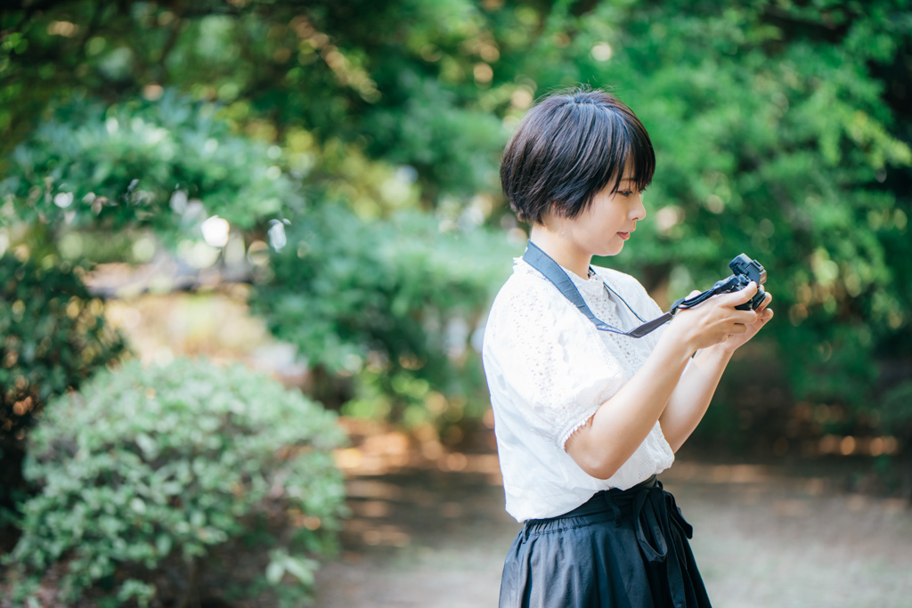 スナップ撮影を楽しむカメラ女子