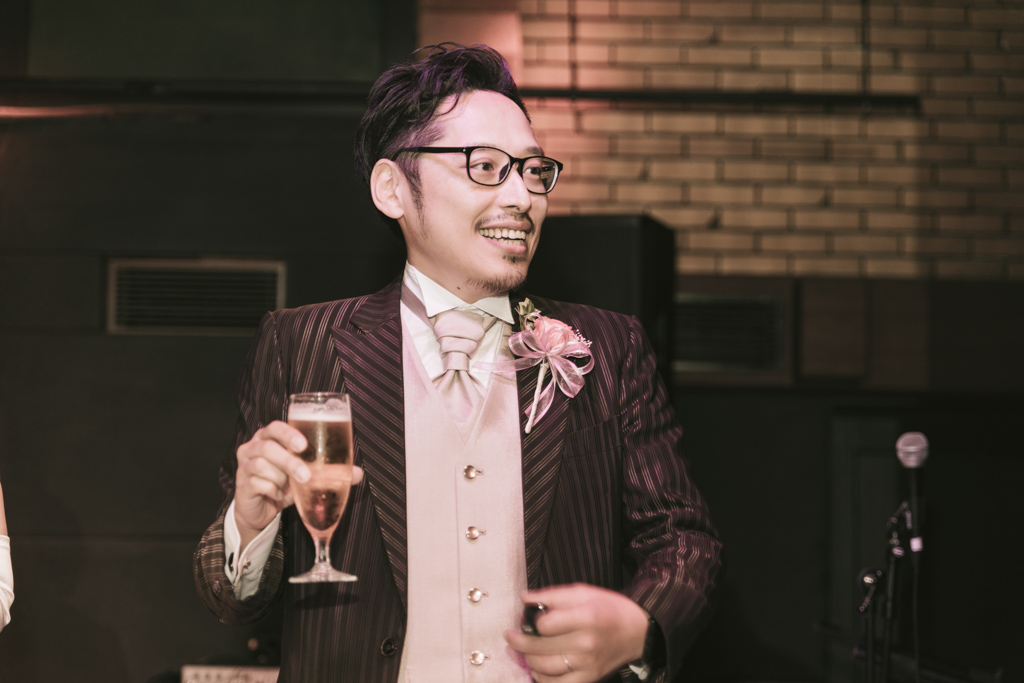 結婚式で嬉しそうに乾杯する新郎
