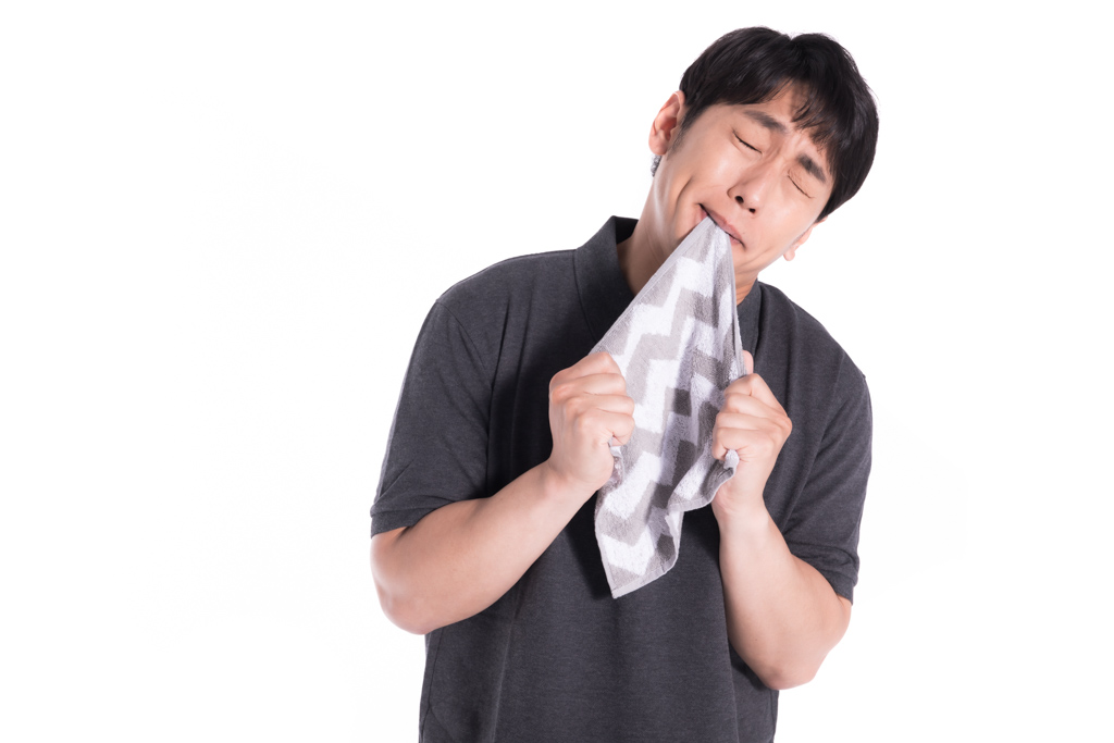 恋人との別れを引きずる女々しい男