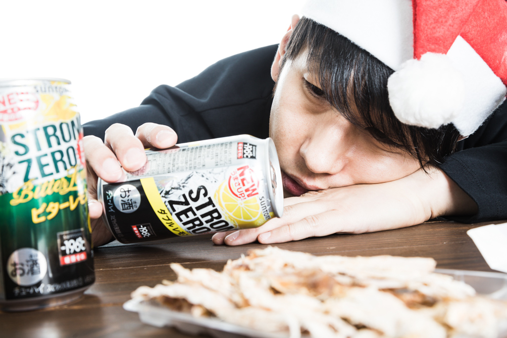 クリスマスに失恋で項垂れる男性