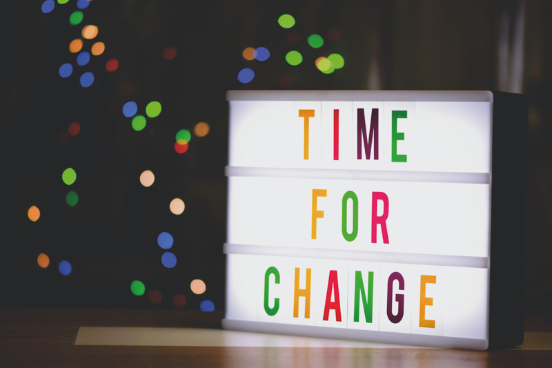 TIME FOR CHANGEと書かれた光る看板