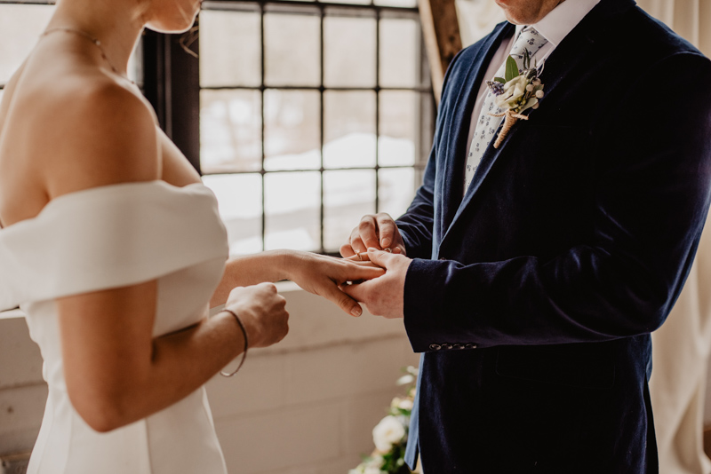結婚式で指輪の交換をする新郎新婦