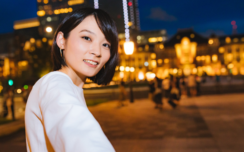 男性の手を引っ張る夜景にテンションが高そうな女性