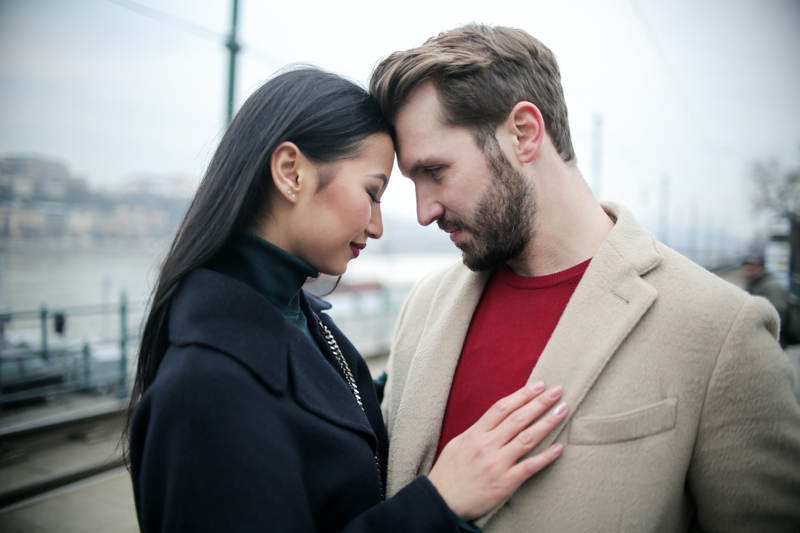 おでこを突き合わせるアジア系女性と西洋系男性2