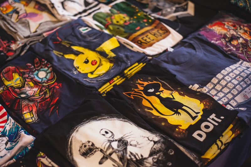 陳列されている奇抜なプリント柄のTシャツ